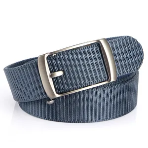 Ceinture tressée en nylon bleu avec boucle ardillon en métal argenté sur fond blanc