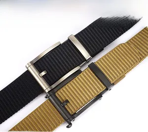Gros plan d'une boucle en métal mat et sangle en nylon sur des ceintures tactiques noires