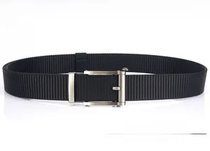 Vue détaillée de la boucle en métal argenté et de la texture de la ceinture en nylon noir