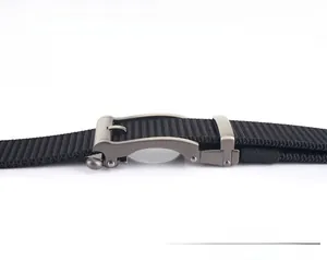 Détail de la boucle en alliage mat et de la ceinture en nylon épais ajustable librement