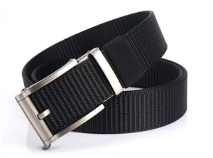 Détail d'une ceinture tactique en nylon noir avec boucle automatique en alliage