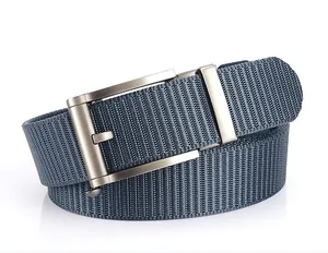 Détail d'une ceinture en nylon bleu marine avec boucle en alliage argenté brossé