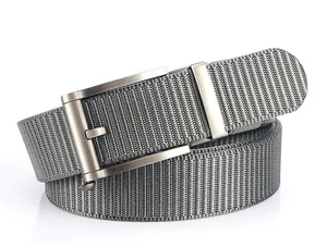 Détail d'une ceinture en nylon gris avec texture tissée et boucle en alliage mat