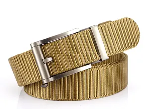 Détail de ceinture en nylon kaki avec boucle automatique en métal brossé pour hommes
