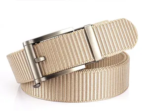 Vue détaillée de la ceinture en nylon kaki avec sangle épaisse et boucle mate grise