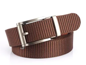 Vue détaillée de la ceinture tressée en nylon marron avec boucle automatique en alliage mat