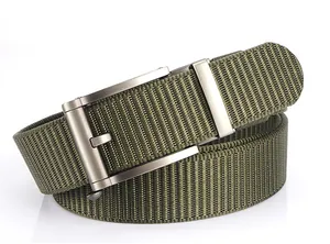 Gros plan sur la ceinture tactique en nylon vert olive avec boucle en alliage brossé
