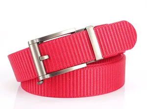 Vue détaillée d'une ceinture en nylon rouge avec boucle en alliage gris argenté texturé