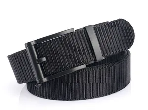 Détail de la ceinture tactique en nylon noir robuste avec boucle automatique en métal mat