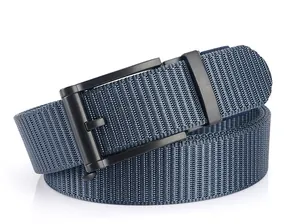 Détail d'une ceinture tactique en nylon bleu marine avec boucle métallique noire mate