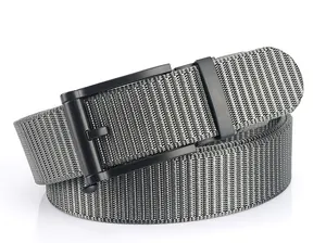 Détail de la ceinture en nylon rayé gris et noir avec boucle en métal noir mat