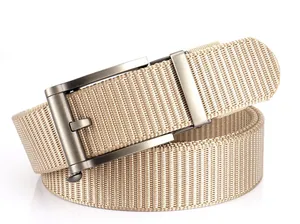 Détail de ceinture en nylon tressé kaki clair avec boucle automatique gris mat
