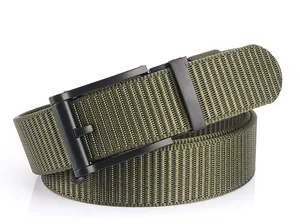 Détail macro de ceinture tactique en nylon vert militaire avec boucle noire mate