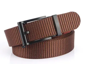 Détail de la ceinture en nylon marron foncé avec boucle en alliage noir mat élégante