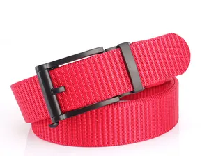 Détail de la ceinture en nylon rouge avec boucle automatique noire et texture tissée