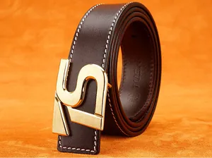 Dettaglio della cintura in pelle marrone scuro con cuciture bianche e fibbia a S dorata