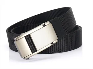 Detail eines schwarzen Nylon-Gürtels mit matter silberner Automatik-Schnalle auf Weiß
