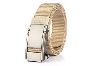 Detail eines khakifarbenen Nylon-Stoffgürtels mit matter silberner Automatikschließe