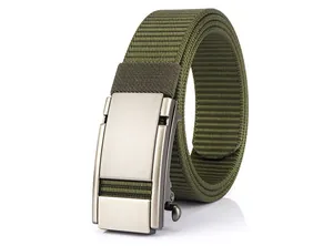 Detailansicht eines militärgrünen Nylon-Gürtels mit gebürsteter Metallautomatikschließe