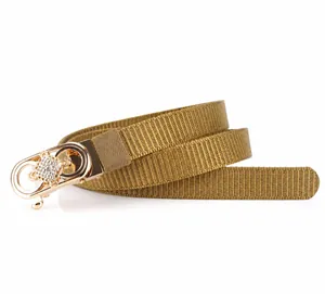 Détail de la boucle en alliage doré avec strass sur ceinture en nylon respirant