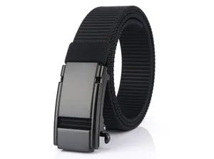 Nahaufnahme eines schwarzen Nylon-Gürtels mit matter Automatik-Metallschnalle