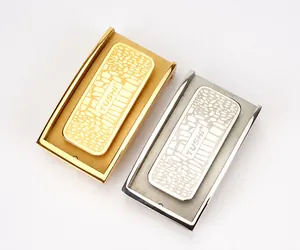 Detailaufnahme von Gürtelschnallen aus 304 Edelstahl mit Gold- und Silber-Struktur-Finish