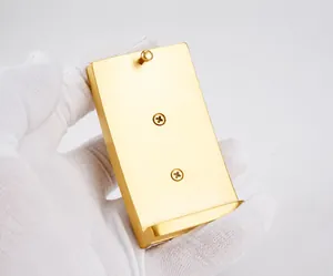 Detailaufnahme der goldenen 304 Edelstahl Gürtelschnalle mit zwei Befestigungslöchern