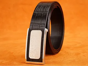 Dettaglio cintura da uomo in pelle nera a coccodrillo con fibbia in argento lucido