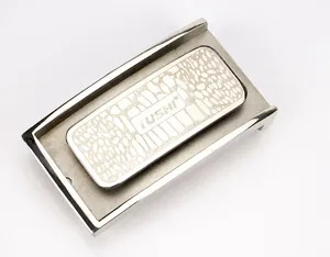 Nahaufnahme der 7x4cm gebürsteten 304 Edelstahl-Automatikgürtelschnalle mit TUSHI-Gravur