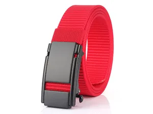 Detail eines roten Nylon-Stoffgürtels mit matter schwarzer Automatik-Schnalle und Gewebe