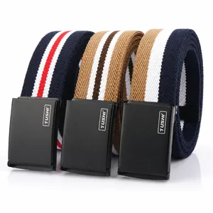 Dettaglio di cinture elastiche in tela nei colori blu e kaki con fibbie in lega di zinco