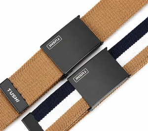 Dettaglio di cinture elastiche intrecciate con fibbie nere opache e trama durevole