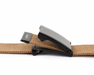 Dettaglio macro della cintura tattica kaki regolabile con fibbia in metallo nero opaco