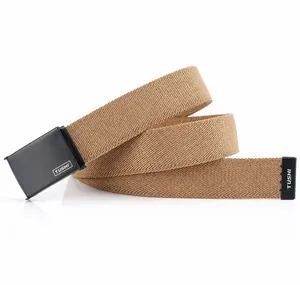 Dettaglio della cintura elastica in tela kaki con fibbia in metallo nero e logo TUSHI