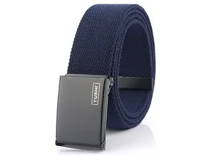 Dettaglio ravvicinato della cintura elastica intrecciata blu scuro con fibbia TUSHI opaca