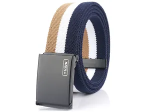 Dettaglio cintura intrecciata elastica tricolore con fibbia automatica nera opaca e logo