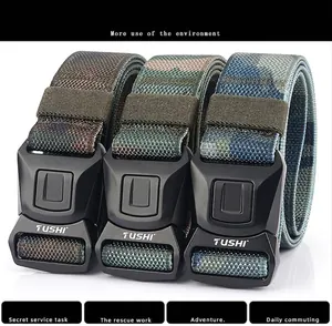 Detailansicht von drei taktischen Nylon-Gürteln mit Schnellverschluss und Camouflage