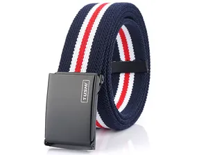 Dettaglio della cintura intrecciata elastica a righe blu e rosse con fibbia nera opaca