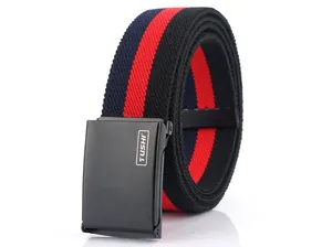 Dettaglio della cintura elastica in tela a righe tricolore con fibbia in metallo nero