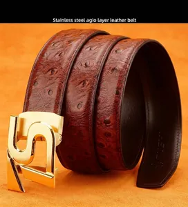 Detail eines dunkelbraunen Straußenleder-Gürtels mit goldener Edelstahlschnalle