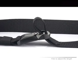 Makro-Detail der verstellbaren Schnalle an einem langlebigen schwarzen Nylon-Taktikgürtel
