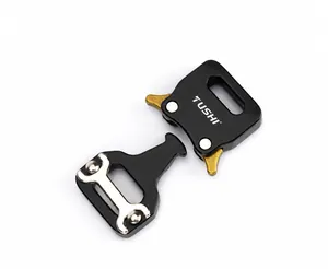 Makrofoto der 15mm Zinklegierung Cobra-Schnalle mit mattem Finish und goldenem Hebel