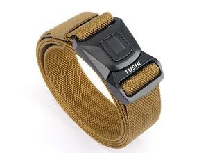Nahaufnahme brauner Nylon-Taktikgürtel mit schwarzer robuster Schnellverschlussschnalle