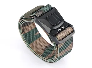 Makroaufnahme des Camo-Nylon-Taktikgürtels mit Schnellverschluss-Schnalle und TUSHI-Logo