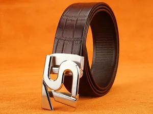 Detailaufnahme von dunkelbraunem Gürtel mit Krokodilmuster und silberner S-Schnalle
