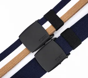 Gros plan sur la texture de la ceinture tressée avec boucle automatique noir mat et logo