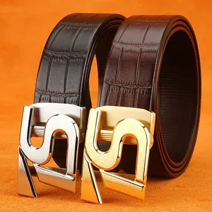 Herrengürtel aus Leder mit Krokoprägung und S-förmiger Metallschnalle in Schwarz und Braun