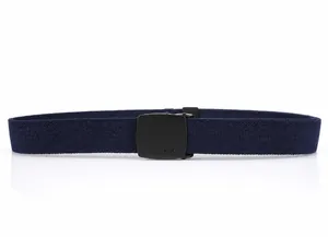 Détail d'une ceinture tressée bleue avec boucle métallique noire mate à dégagement rapide