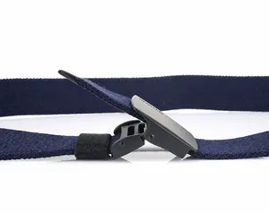 Gros plan sur la ceinture tressée extensible bleu marine avec boucle en métal mat