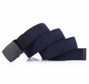 Détail de la ceinture tressée bleue avec boucle noire mate et logo gravé TUSHI